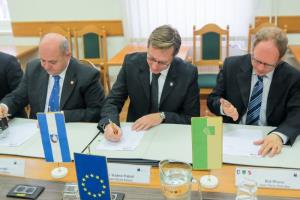 Župani Jože Levstek, dr. Vladimir Prebilič in Blaž Milavec pri podpisu pogodb